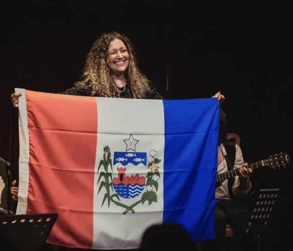 Amanda Mendonça canta djavan